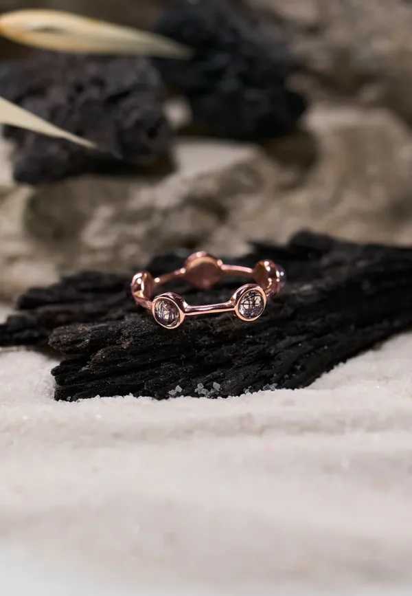 Anello Essenza Rutilato Nero in Argento 925 con Pietra Naturale